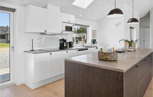 Dapur atau dapur kecil di Stunning Home In Rømø With Sauna