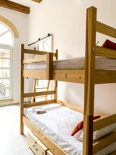 מיטה או מיטות קומותיים בחדר ב-L'Artist Casa Micallef