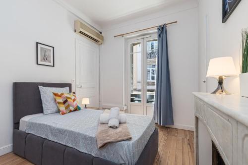 - une chambre avec un lit et une fenêtre dans l'établissement FEEL HOME - FOCH 28, à Nice