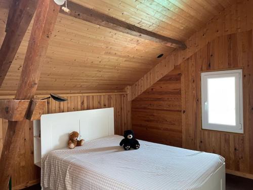 - une chambre avec deux ours en peluche assis sur un lit dans l'établissement Maison centre ville à Bergerac, à Bergerac