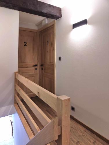 羅什福爾的住宿－Le Saint Michel，一个带衣柜的房间内的木楼梯