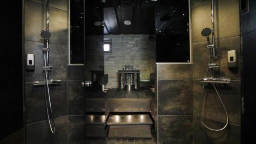 マンッタにあるKoivulahden Rapukartanoのバスルーム(シャワー、ベンチ付)