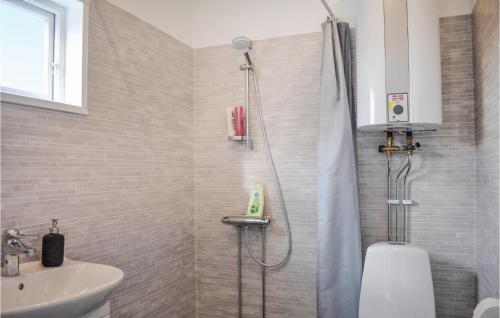 La salle de bains est pourvue d'une douche et d'un lavabo. dans l'établissement Lovely Home In Tomelilla With Kitchen, à Tomelilla