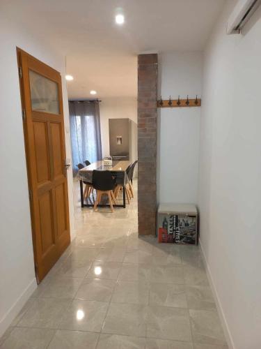 une chambre avec une porte et une salle à manger avec une table dans l'établissement Chez Sab, à Carcès