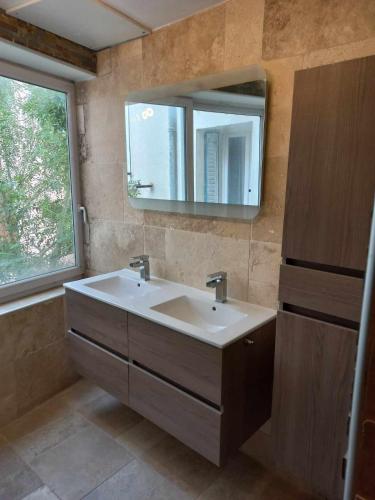 une salle de bain avec un lavabo et un miroir dans l'établissement Chez Sab, à Carcès