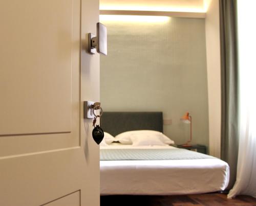 um quarto com uma cama e uma porta aberta em Coco21 em Módena