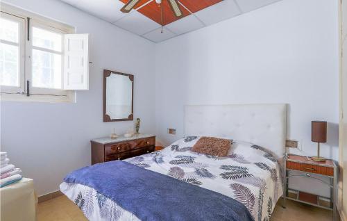 een slaapkamer met een bed, een dressoir en een raam bij Pet Friendly Home In Murcia With Swimming Pool in Murcia