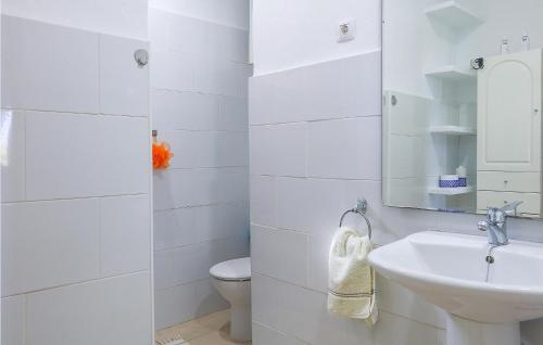 een witte badkamer met een wastafel en een toilet bij Pet Friendly Home In Murcia With Swimming Pool in Murcia