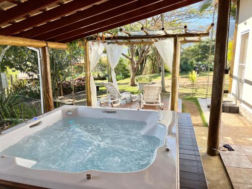 a jacuzzi tub sitting under a pergola at Cantinho do Paraíso in Socorro