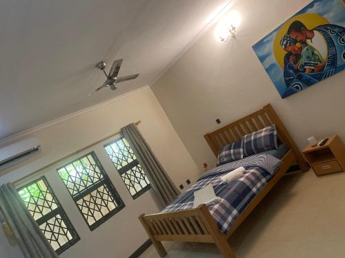 Un dormitorio con una cama y un techo. en AVIEL HOME, en Accra