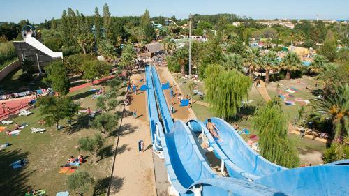 - une vue aérienne sur un toboggan dans un parc d'attractions dans l'établissement T2 au calme avec clim 100 m plage, classé 2 étoiles, à Argelès-sur-Mer