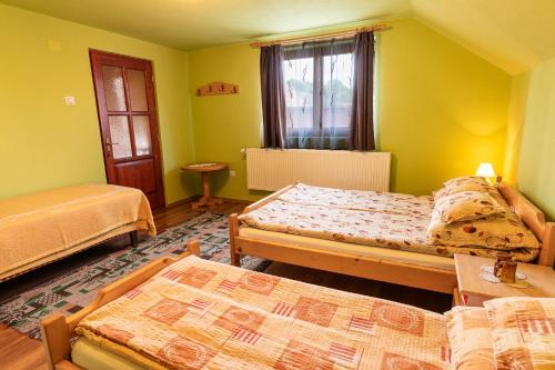 Giường trong phòng chung tại Lázár Panzió és Vendégház