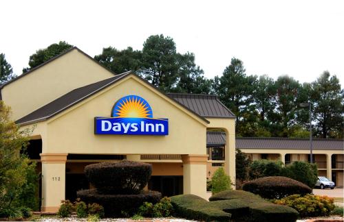 a days inn sign in front of a building at Days Inn by Wyndham Longview South in Longview