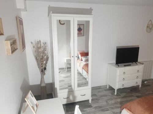 um quarto com um espelho e uma cómoda com uma televisão em La Terracotta Rer C -N104-A6 em Brétigny-sur-Orge