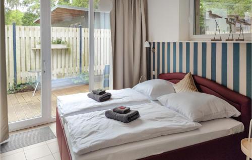 ein Bett mit Handtüchern darauf in einem Schlafzimmer in der Unterkunft Beautiful Home In Seebad Lubmin With Wifi And 3 Bedrooms in Lubmin