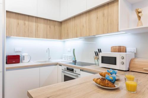 una cocina con una mesa con un plato de comida. en Lux oasis with private parking, en Zagreb