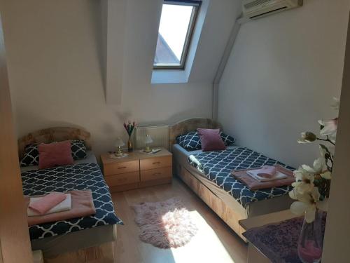 Giường trong phòng chung tại Pansion Brod