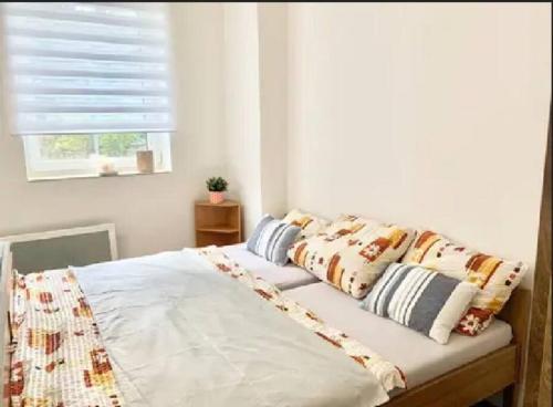 1 cama con almohadas en el dormitorio en Útulný byt v Jizerských horách -Apartmán Mili en Kořenov