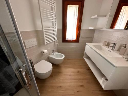聖托斯特凡諾港的住宿－Tuscan Sunrise，白色的浴室设有卫生间和水槽。