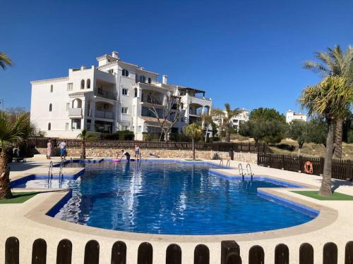 ein großes Schwimmbad vor einem Gebäude in der Unterkunft Casa Calida in Sucina