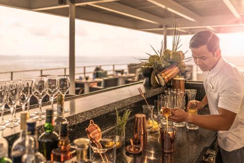 człowiek przygotowujący drinka w barze w obiekcie Four Seasons Explorer Palau - Cruising Resort w mieście Koror