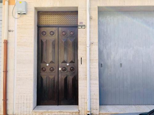 un paio di porte sul lato di un edificio di Curtatone 170 a Vittoria