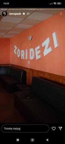 的住宿－Zori De Zi，墙上有字迹的标志