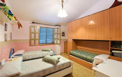 een kamer met 2 bedden en een raam bij Lovely Home In Melilli With Kitchenette in Melilli
