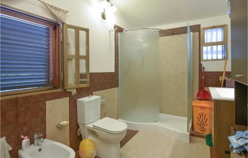 een badkamer met een toilet, een douche en een wastafel bij Lovely Home In Melilli With Kitchenette in Melilli