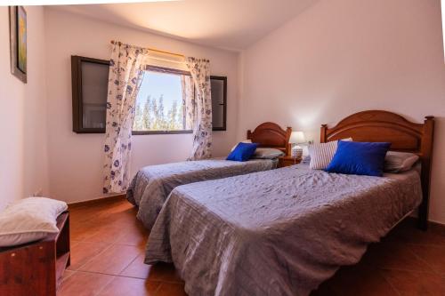 Cardón的住宿－Rosa de los james，一间卧室设有两张床和窗户。