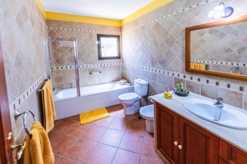 a bathroom with a tub and a toilet and a sink at Rosa de los james in Cardón