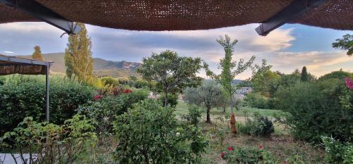 Κήπος έξω από το Terre de Lumière 2.