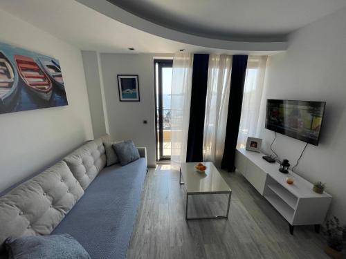 una sala de estar con un sofá y una mesa en Miločer Apartman Beograd, en Pržno