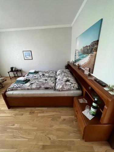 - une chambre avec un lit et une commode dans l'établissement Mediterrane Ferien Villa am Neusiedler See, à Gols