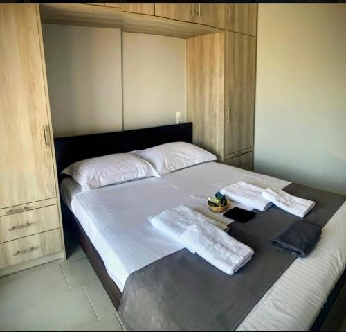 una camera da letto con un grande letto con asciugamani di EXOTIC LUXURY APARTMENT a Nikiana