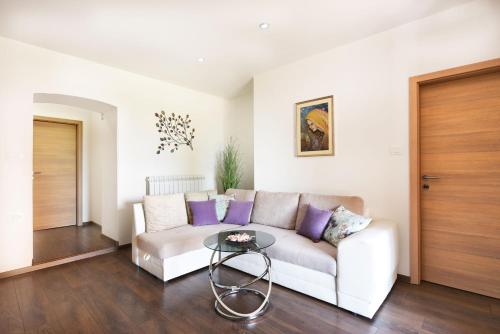 - un salon avec un canapé et une table dans l'établissement Apartment Ivana, à Roč
