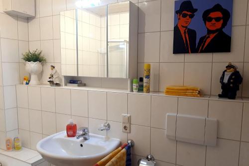 un baño con lavabo y espejo en Gästezimmer Leonore, en Kelberg