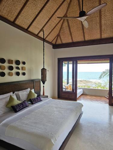 una camera con letto e vista sull'oceano di Samed Tamarind Beach Resort a Ko Samed