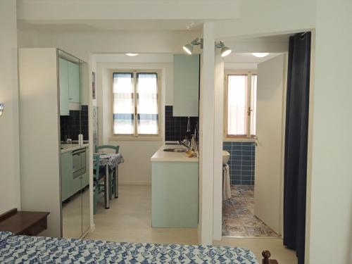 Una habitación con una cama, un lavabo y un baño. en La casa di Uccia, en Trieste