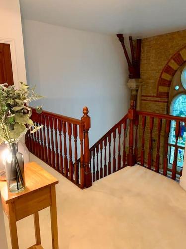Postel nebo postele na pokoji v ubytování Magical Church Conversion in Watford