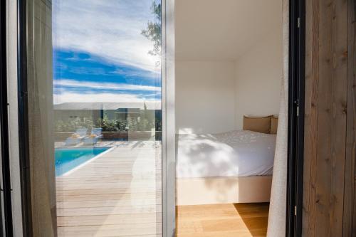 - une chambre avec vue sur un lit et une piscine dans l'établissement Villa TRA -pisc chauffée-8 pax, à Lecci