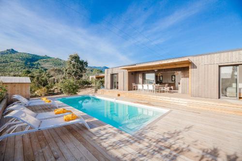 une piscine dans l'arrière-cour d'une maison dans l'établissement Villa TRA -pisc chauffée-8 pax, à Lecci