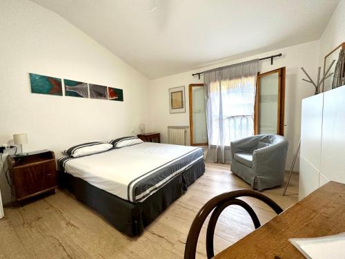 1 dormitorio con 1 cama, 1 mesa y 1 silla en Casa Zaira, en Bazzano Bologna