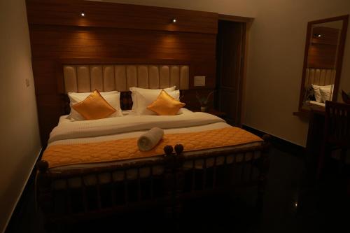 Postel nebo postele na pokoji v ubytování Ideal Ayurvedic Resort Kovalam