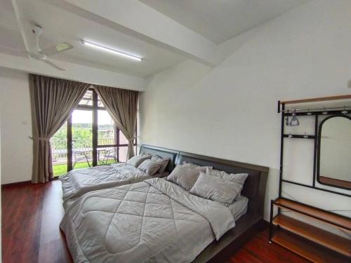 瓜拉雪蘭戈的住宿－No 70 Sunlight Homestay 4R3B - 24 Pax, Karaoke，一间卧室设有一张大床和一个窗户。