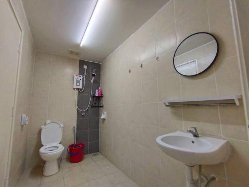 ein Badezimmer mit einem WC, einem Waschbecken und einem Spiegel in der Unterkunft No 70 Sunlight Homestay 4R3B - 24 Pax, Karaoke in Kuala Selangor