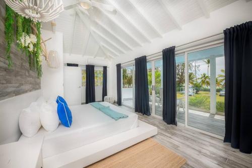 Postel nebo postele na pokoji v ubytování Villa Blu Beachfront Luxury Villa
