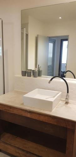 ビズ・ミネルヴォワにあるVue verteのバスルーム(白い洗面台、鏡付)