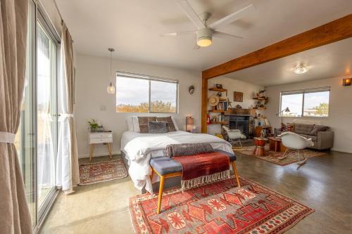 een slaapkamer met een bed en een woonkamer bij The Raven House - Renovated Homestead Cabin in Joshua Tree