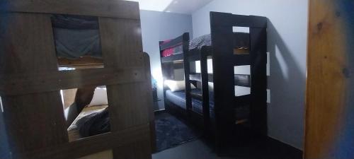- une vue sur une chambre avec 2 lits superposés dans l'établissement Alojamiento La Familia, à Puerto Iguazú